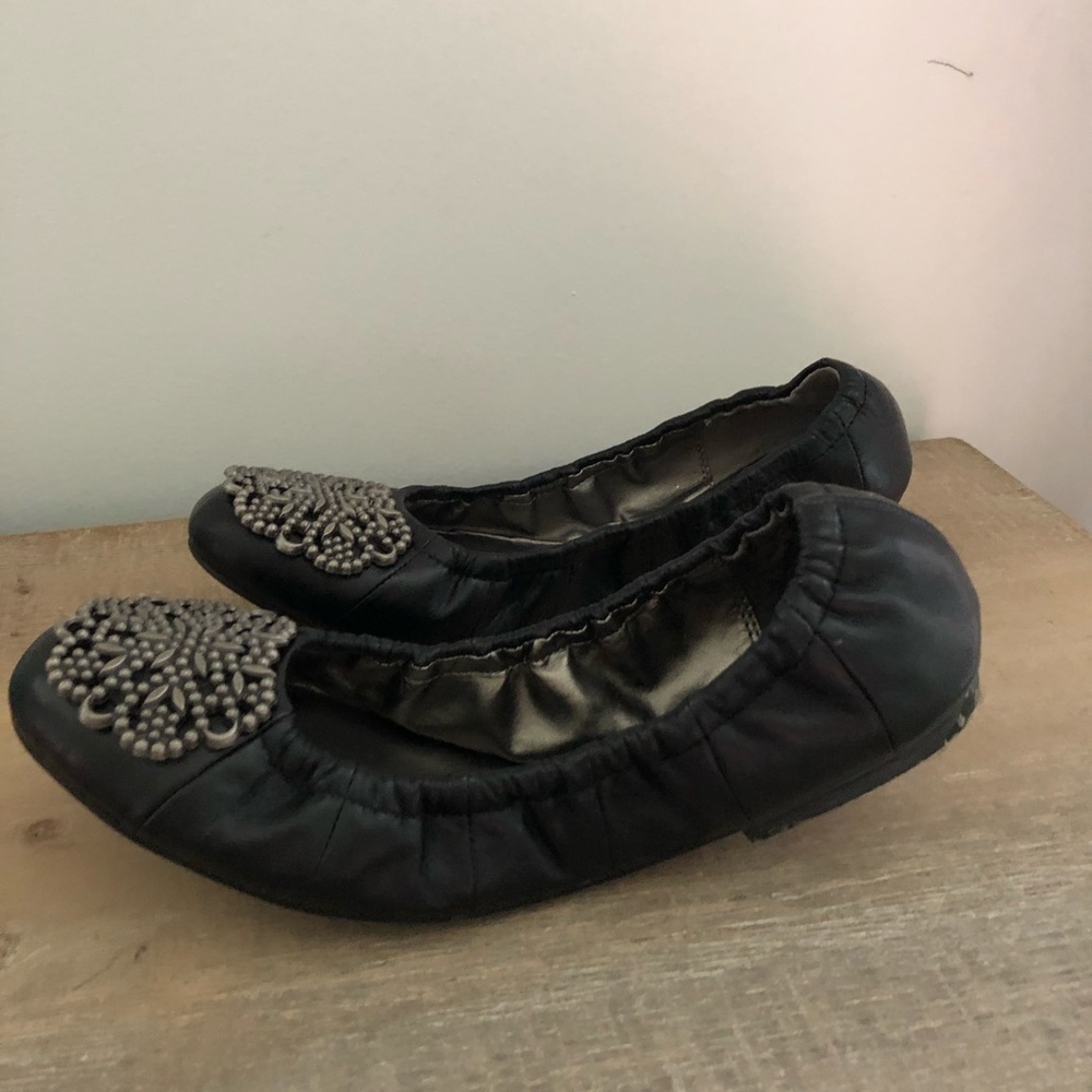 Tahari NWOT leather flats with toe detail size 6